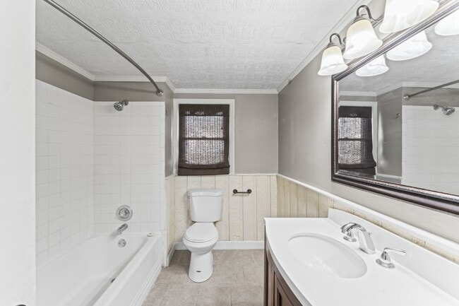 Building Photo - Charming 2 Bed, 1 Bath Lenexa Home with Modern Amenities!