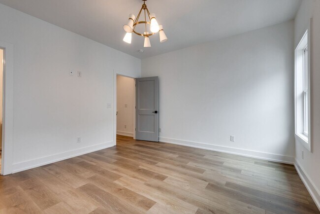 Building Photo - 862 W Sharpe Ave