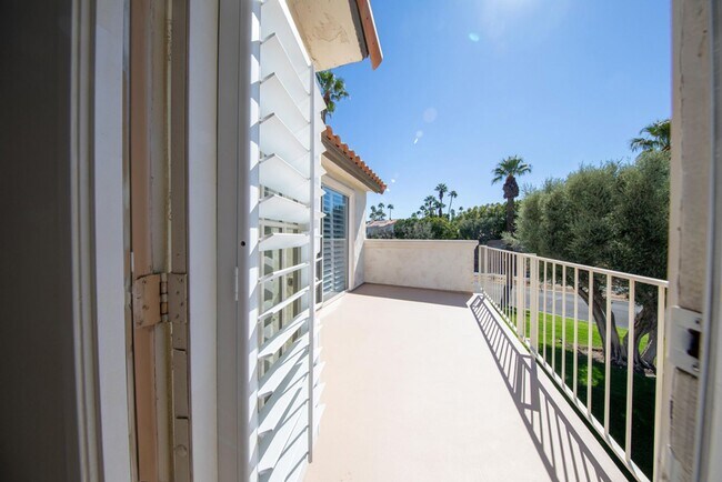 Building Photo - Sought after 2 bedroom 2 bath upstairs con...