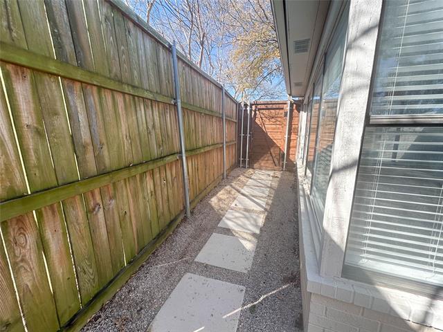 Building Photo - 3016 Oakridge Dr