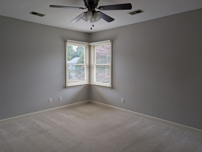 Building Photo - Beautiful home located on a cul-de-sac  in...