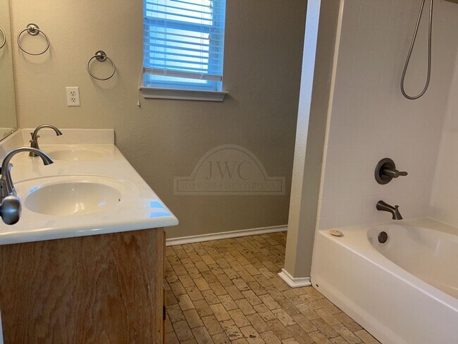 Building Photo - 309 Viola Dr