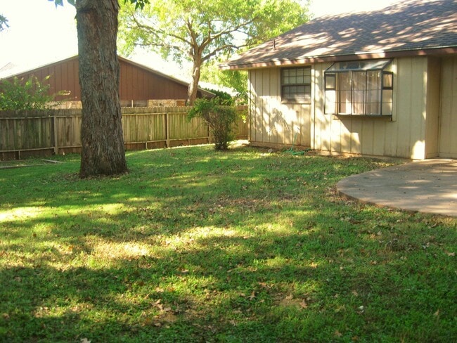 Building Photo - 255 Meadowlakes Dr