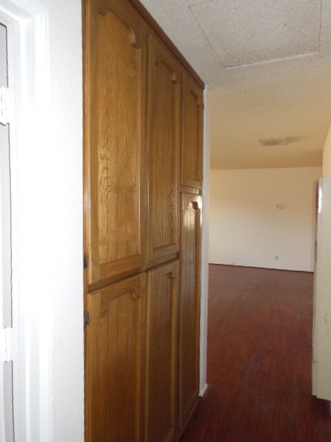 Building Photo - Quiet neighborhood and great views!