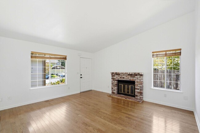 Building Photo - Remodeled 2 Bed, 2 Bath Townhouse in Petaluma's Morningstar Community