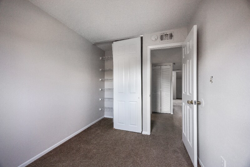 Building Photo - 914 SW 8th Ave