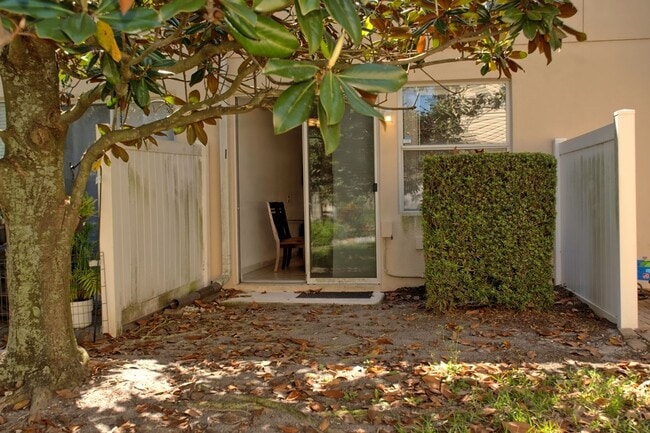 Building Photo - Gorgeous Fully Furnished Townhome Close to...