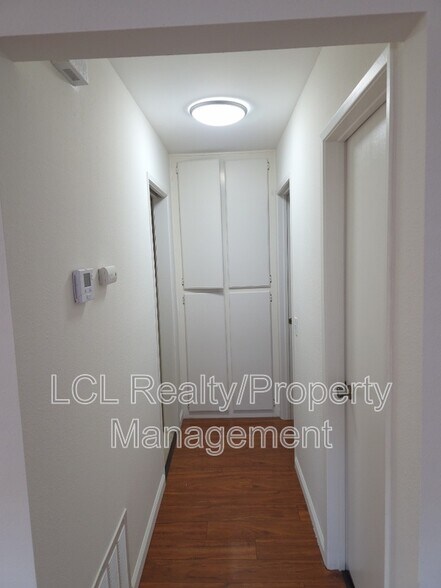 Building Photo - 28235 Encino Dr