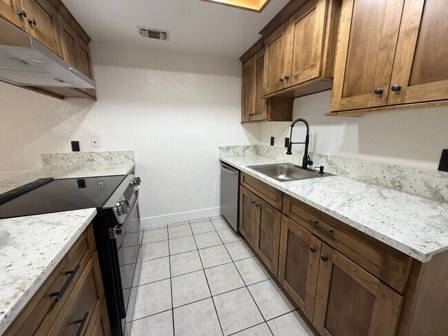 Building Photo - 3614 S Port Dr
