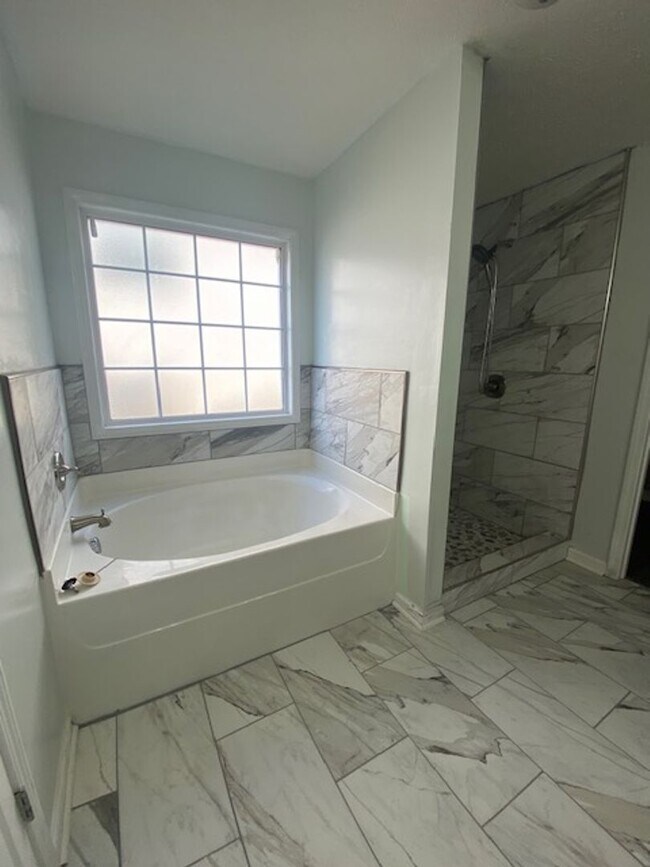 Building Photo - Newly Renovated Single Family Home
