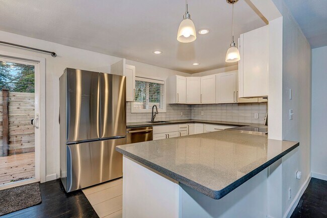 Building Photo - Edmonds Three Bedroom