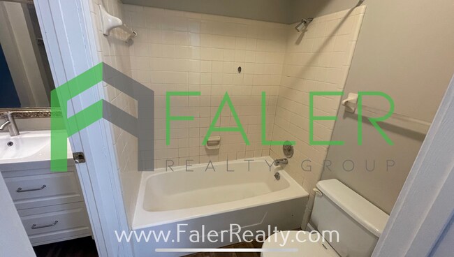 Building Photo - Freshly Updated 2nd Floor Condo