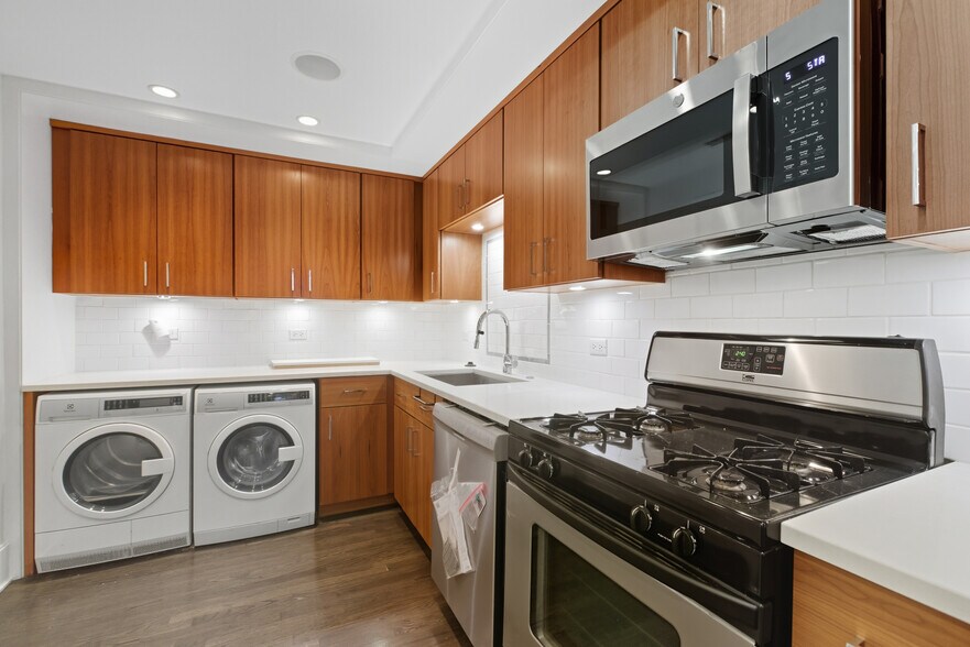 Building Photo - 643 W Roscoe St