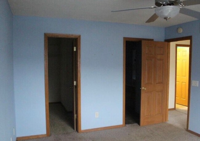 Building Photo - End Unit Townhome *3Bed/2.5 Bath*3 Season Porch! Available 10/1.