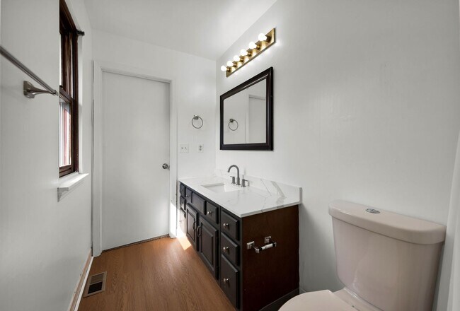 Building Photo - 2700 Queenswood Dr