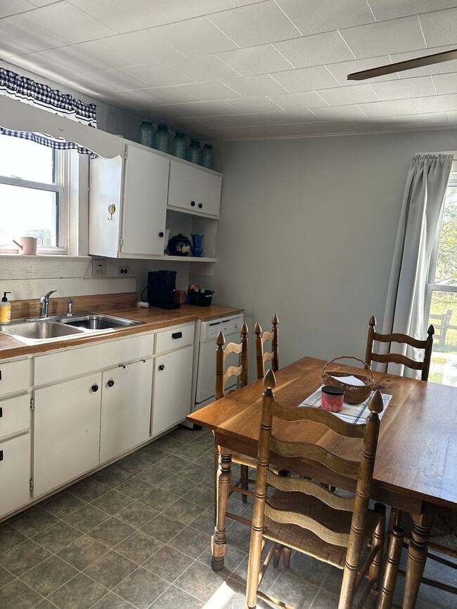 Building Photo - 4 Bedroom, 2 Bath farm house out in the Co...