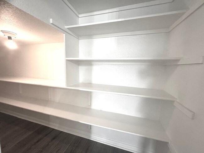 Building Photo - Remodeled 6 Bedroom in North Campus off Sp...