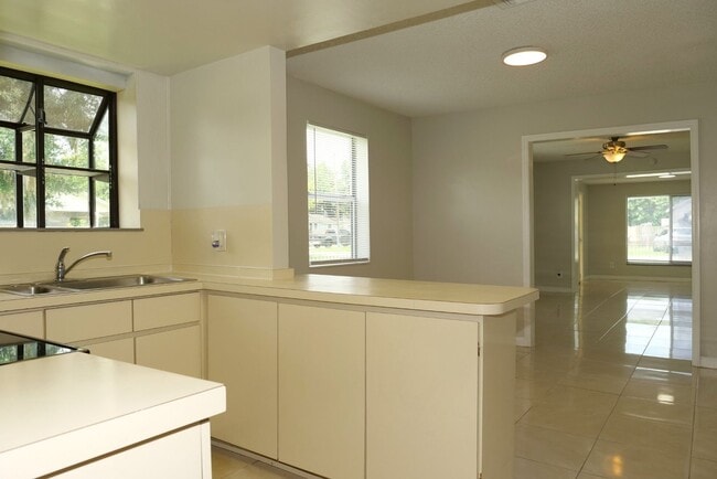 Building Photo - 3 bedroom 2 bath, corner lot