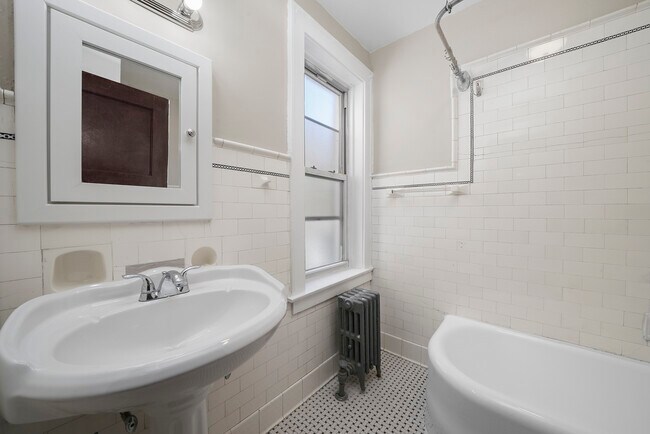 Building Photo - 306 S Kenilworth Ave