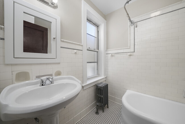 Building Photo - Massive (1255 SF)  2br/1ba in Oak Park's m...