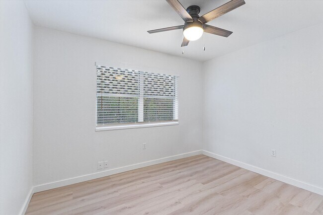 Building Photo - Newly Renovated 2/1 Apartment in East Austin