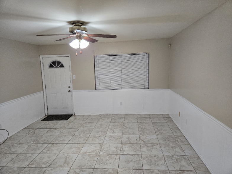 Building Photo - 428 Holy Cross Pl