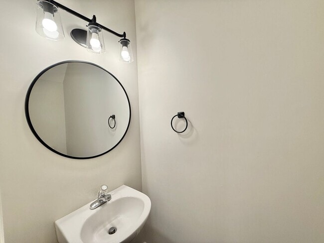 Building Photo - Charming 2BD, 2.5BA Apex Townhome in a Pri...