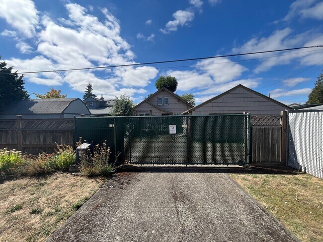 Building Photo - 4019 SE 66th Ave