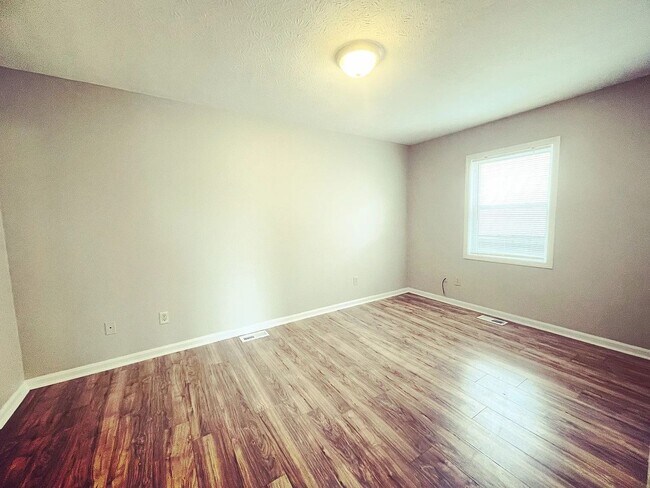 Building Photo - 2-Bedroom Townhome Minutes from Downtown N...