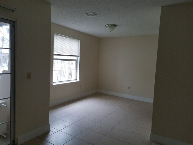 Building Photo - 3934 Versailles Dr