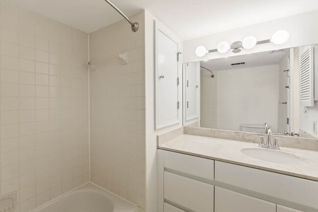 Building Photo - Penn Quarter Condo