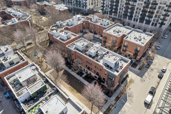 Building Photo - 943 W College Pkwy