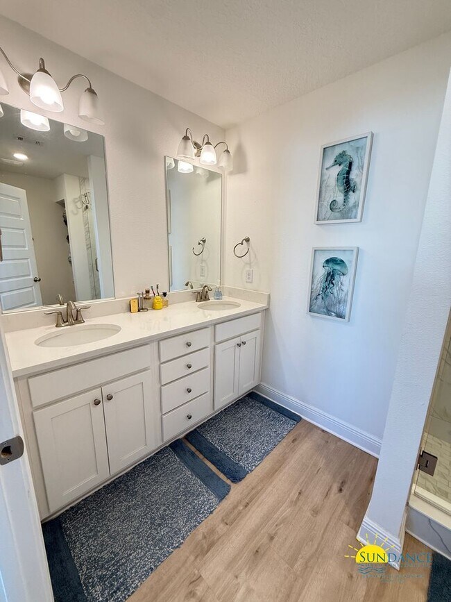 Building Photo - Charming End-Unit Townhome Near Destin Harbor & Crab Island!