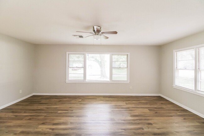 Building Photo - 1108 W Camp Cir