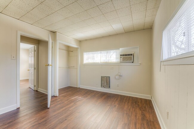 Building Photo - Rent reduced! Move-in special - 1/2 off Fi...