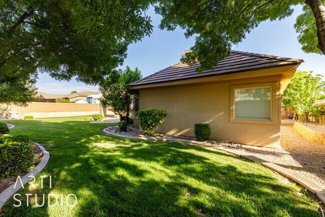 Building Photo - 4 Bedroom. 2/5 Bathroom Home in Meadow Val...