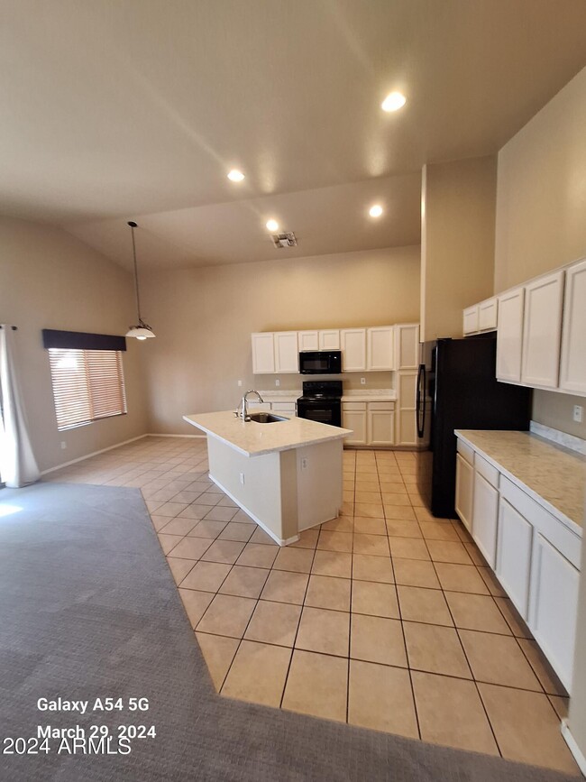Building Photo - 9205 W Lone Cactus Dr