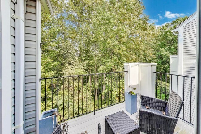 Building Photo - Beautifully updated and maintained 2 level condo home!