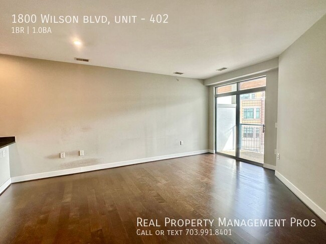 Building Photo - Walk to Rosslyn Metro! Bright and Spacious...