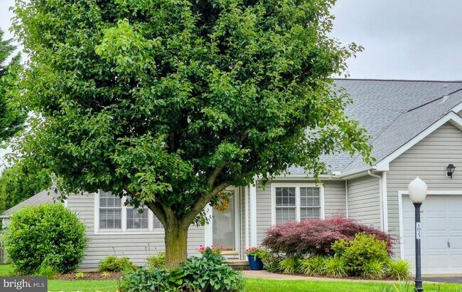 Building Photo - 1023 E Schumaker Manor Dr