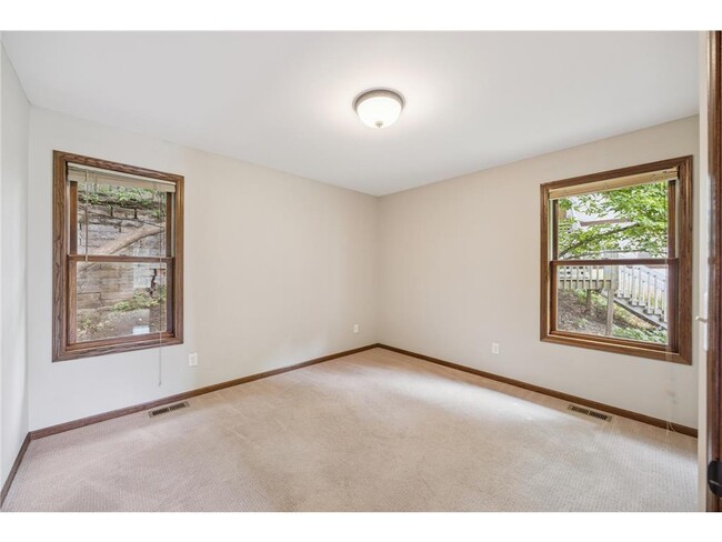 Building Photo - 551 Grand Hill