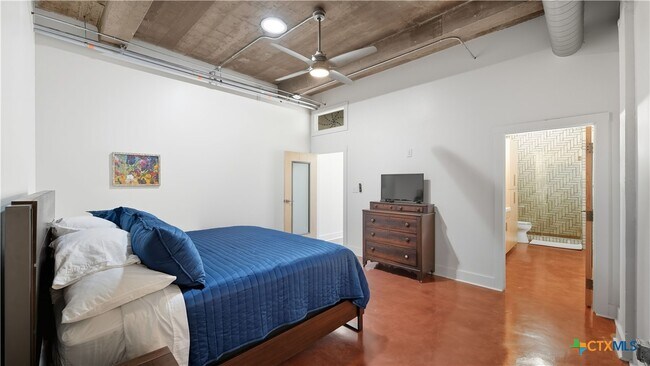 Building Photo - 222 Losoya St