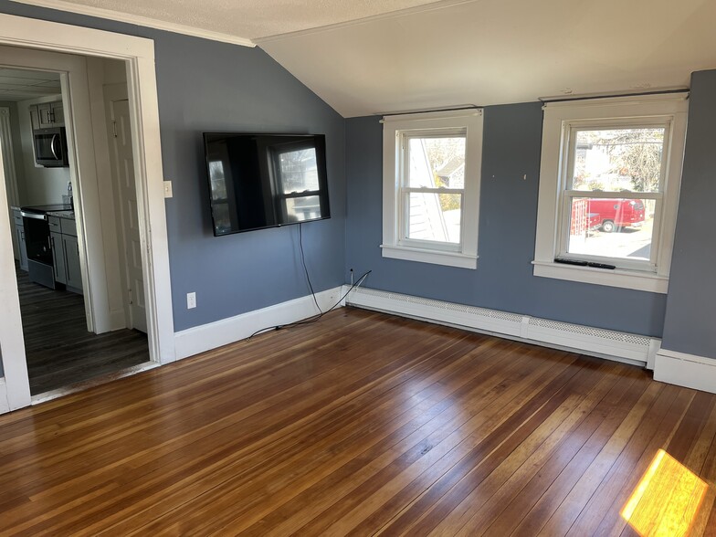 Building Photo - 556 Center Street