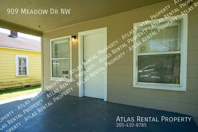 Building Photo - 909 Meadow Dr NW