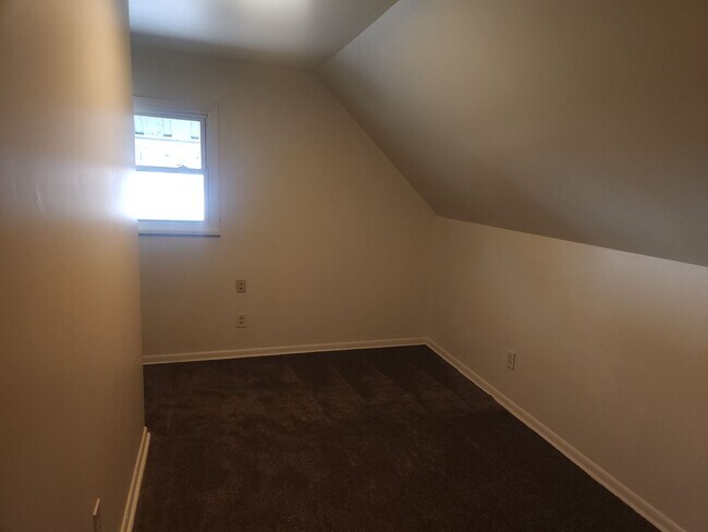 Building Photo - Recently Renovated - 3 bedroom 2 bathroom ...