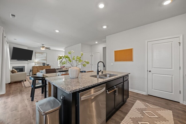 Building Photo - 1009 Chiles Dr