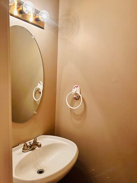 Building Photo - 5 Lexington Ct