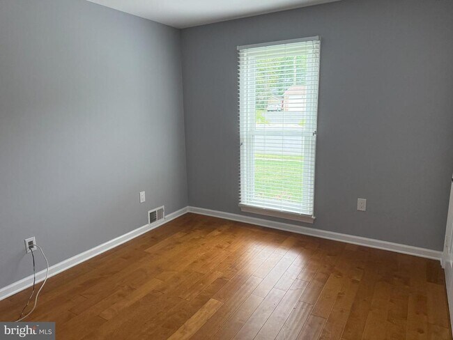 Building Photo - 10909 Clara Barton Ct