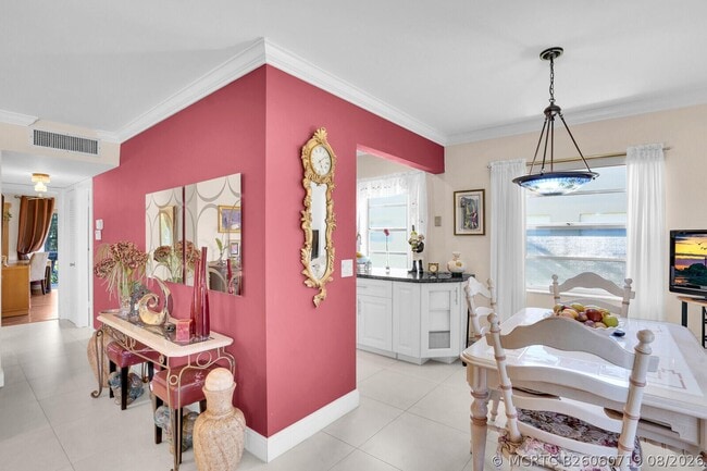 Building Photo - 810 Burgundy Q