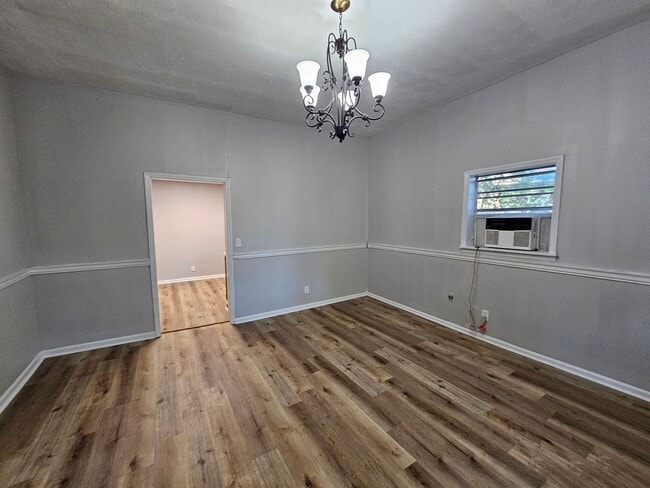 Building Photo - 3 Bedroom, 1 Bathroom- Home in South Rome!